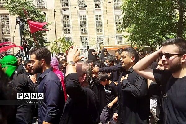 عزاداری مسجد کربلایی‌ها در محله بازار بزرگ‌ تهران در روز عاشورا