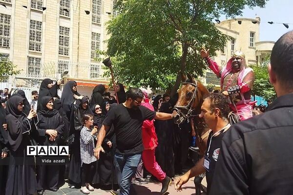 عزاداری مسجد کربلایی‌ها در محله بازار بزرگ‌ تهران در روز عاشورا