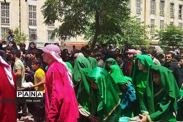 عزاداری مسجد کربلایی‌ها در محله بازار بزرگ‌ تهران در روز عاشورا
