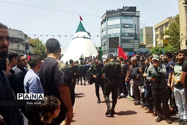 عزاداری مسجد کربلایی‌ها در محله بازار بزرگ‌ تهران در روز عاشورا