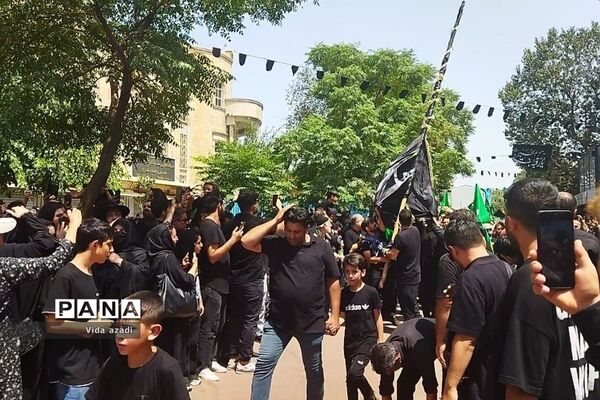 عزاداری مسجد کربلایی‌ها در محله بازار بزرگ‌ تهران در روز عاشورا