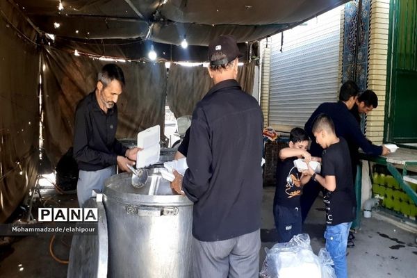 سوگواری مردم بهارستانی در روز عاشورای حسینی