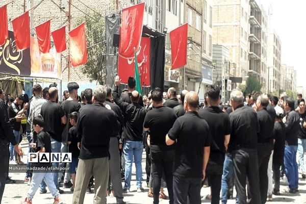 سوگواری مردم بهارستانی در روز عاشورای حسینی