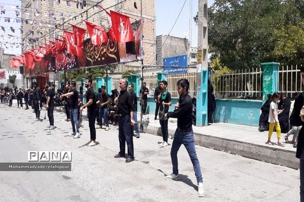 سوگواری مردم بهارستانی در روز عاشورای حسینی