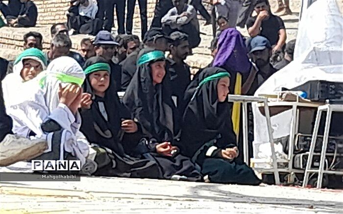 حضور دانش‌آموزان در اجرای تعزیه‌خوانی روستای فدیشه/فیلم