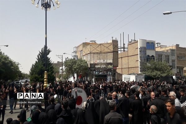 عزاداری مردم کاشمر در روز عاشورای حسینی