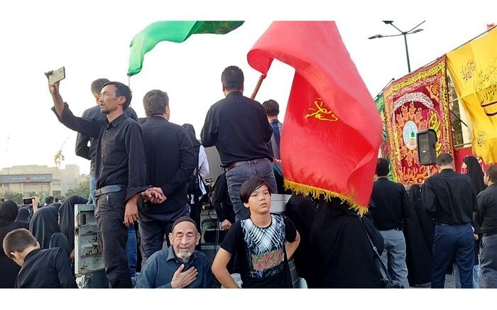 پیام عاشورا ایستادگی در راه دین و تا پای جان ایستادن در مقابل دشمنان است
