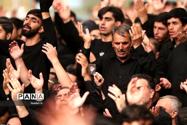 عزاداری شام غریبان با حضور رهبر انقلاب
