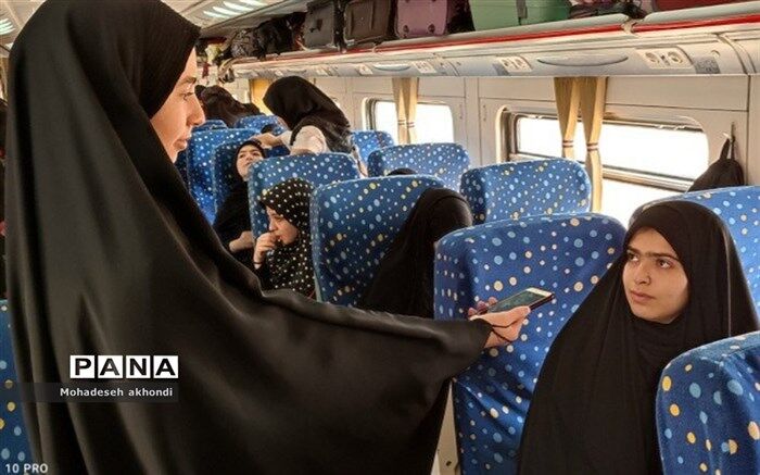 حس و حال عرفانی مسئولان انجمن دانش‌آموزی بهارستان دو در اردوی مشهد/ فیلم