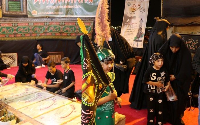 استقبال نوجوانان از پویش «عکس و عَلَم» در قم