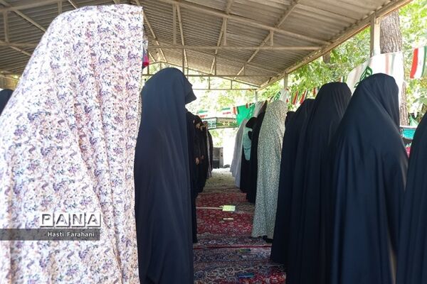اقامه نماز ظهر در اردوی یاورمربیان پیشتاز شهرستان‌های استان تهران