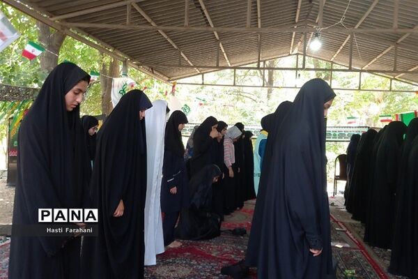 اقامه نماز ظهر در اردوی یاورمربیان پیشتاز شهرستان‌های استان تهران