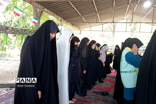 اقامه نماز ظهر در اردوی یاورمربیان پیشتاز شهرستان‌های استان تهران