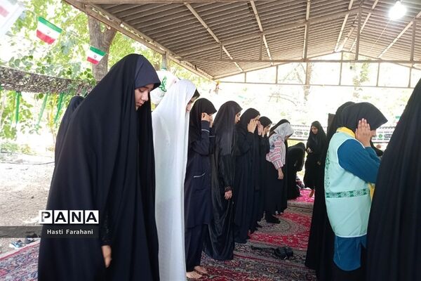 اقامه نماز ظهر در اردوی یاورمربیان پیشتاز شهرستان‌های استان تهران