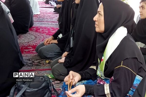 اقامه نماز ظهر در اردوی یاورمربیان پیشتاز شهرستان‌های استان تهران