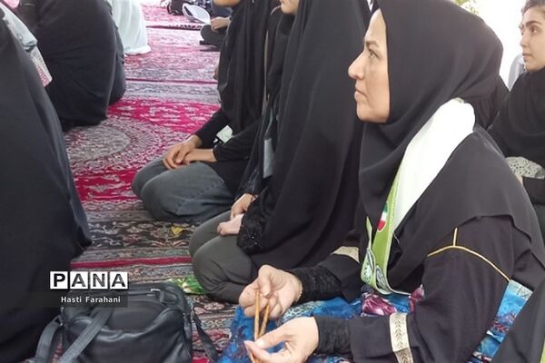 اقامه نماز ظهر در اردوی یاورمربیان پیشتاز شهرستان‌های استان تهران