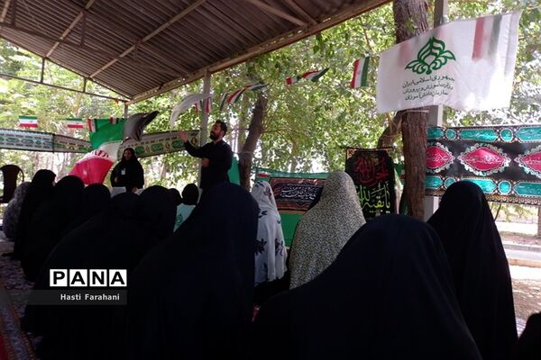 اقامه نماز ظهر در اردوی یاورمربیان پیشتاز شهرستان‌های استان تهران
