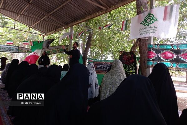 اقامه نماز ظهر در اردوی یاورمربیان پیشتاز شهرستان‌های استان تهران