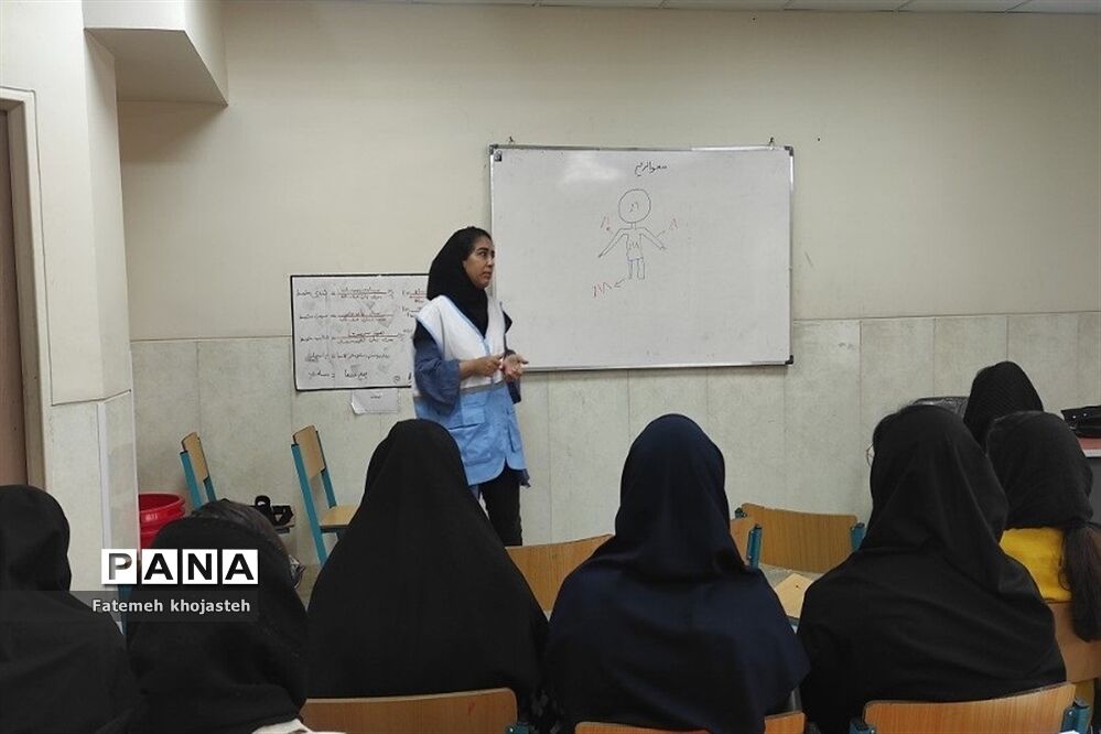 برگزاری کارگاه امداد و نجات در دبیرستان فرهنگ شهرستان قرچک