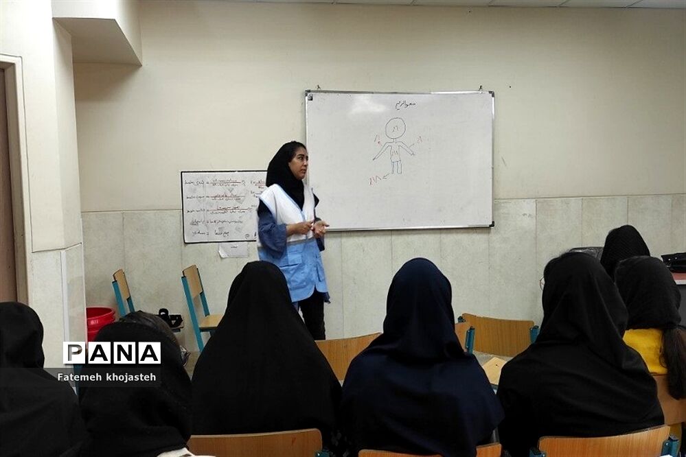 برگزاری کارگاه امداد و نجات در دبیرستان فرهنگ شهرستان قرچک