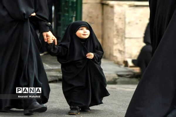 حضور نوزادان و خردسالان اردکانی در مراسم عزاداری محرم
