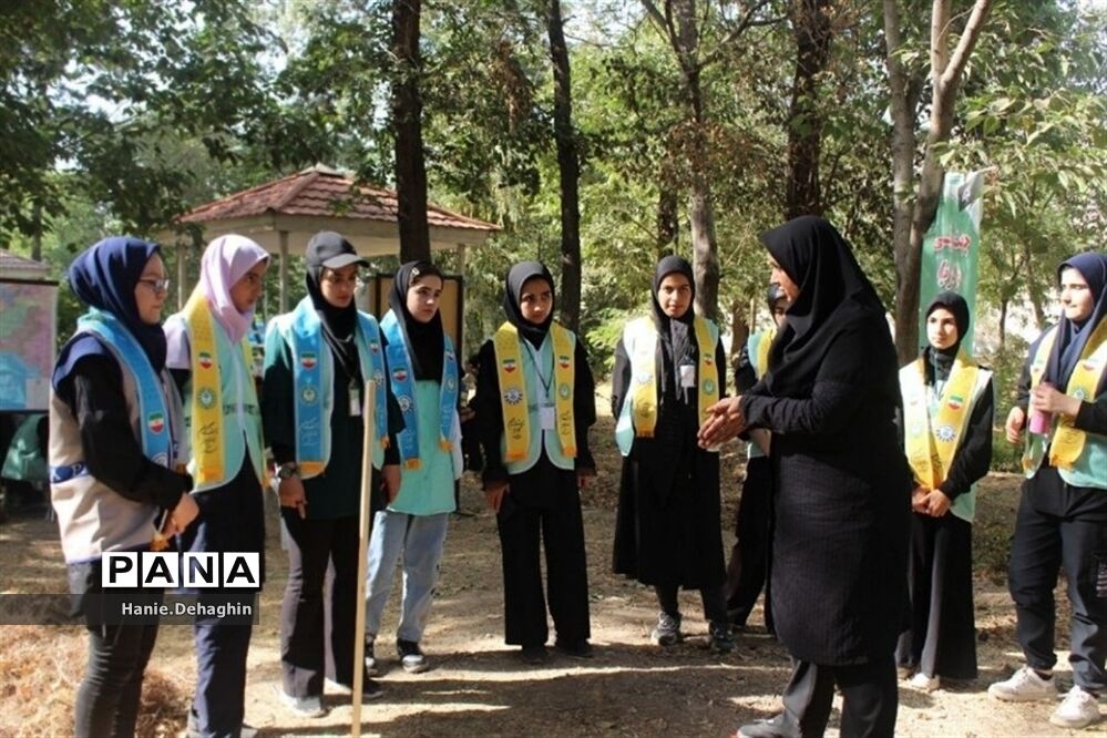 کارگاه جهت‌یابی در اردوی استانی یاورمربیان دختر شهرستان‌های استان تهران