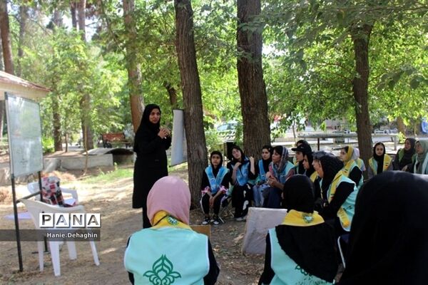 کارگاه جهت‌یابی در اردوی استانی یاورمربیان دختر شهرستان‌های استان تهران