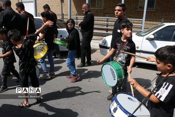 ایستگاه‌های صلواتی و حضور نوجوانان در دسته های عزاداری محرم