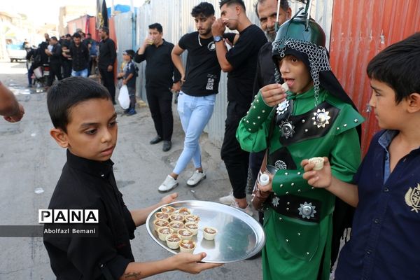 ایستگاه‌های صلواتی و حضور نوجوانان در دسته های عزاداری محرم