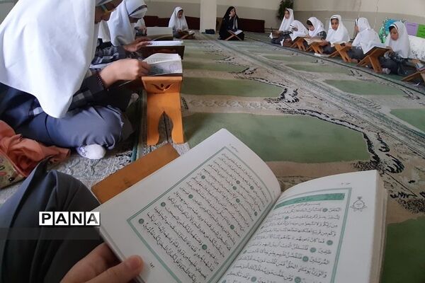 برگزاری محفل انس با قرآن کریم در ناحیه دو ری