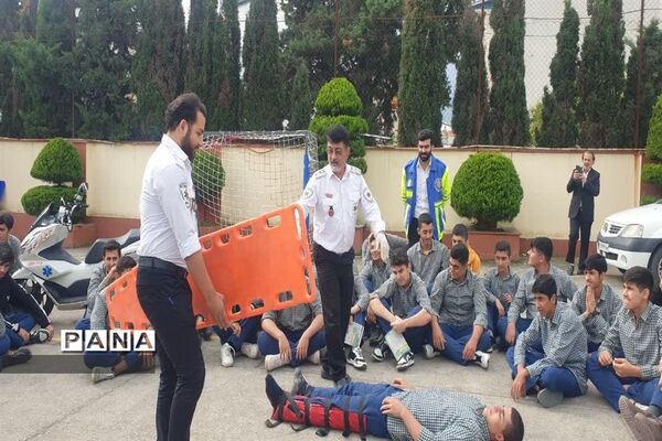 مانور عملیاتی‌ پدافند غیرعامل در دبیرستان شاهد پسرانه متوسطه دوم محمود‌آباد