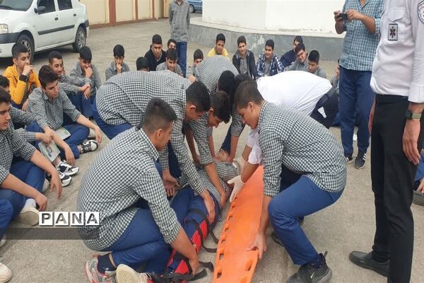 مانور عملیاتی‌ پدافند غیرعامل در دبیرستان شاهد پسرانه متوسطه دوم محمود‌آباد