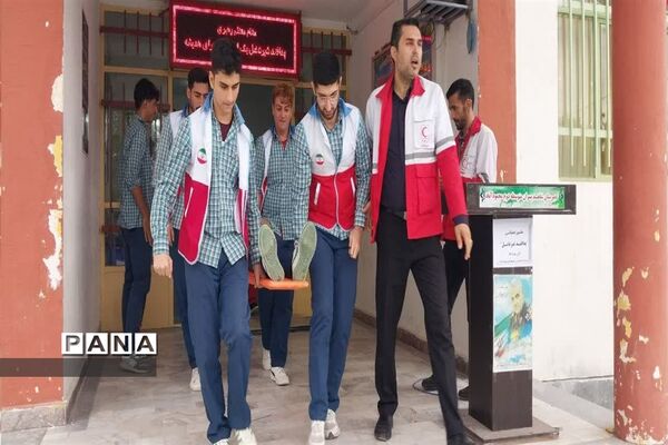 مانور عملیاتی‌ پدافند غیرعامل در دبیرستان شاهد پسرانه متوسطه دوم محمود‌آباد