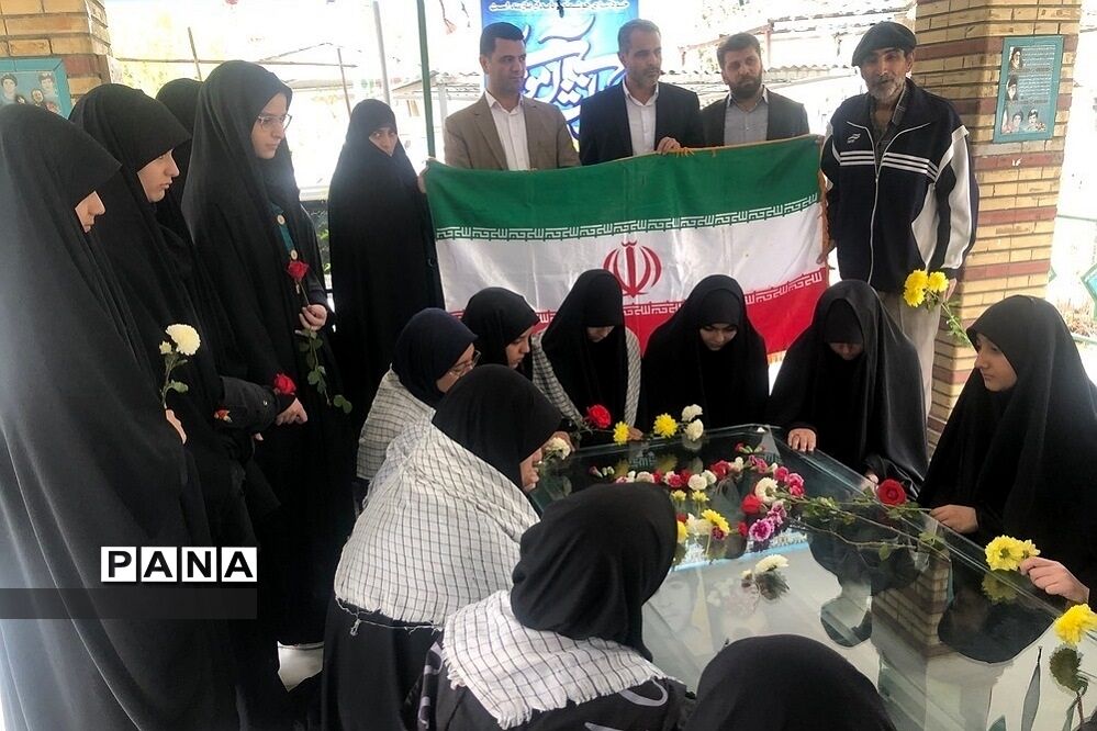حضور مدیرآموزش و پرورش ناحیه دو  شهرری بر سر مزار شهید حسین فهمیده