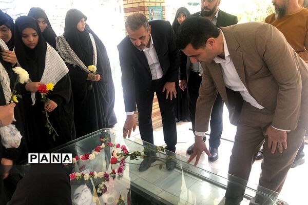 حضور مدیرآموزش و پرورش ناحیه دو  شهرری بر سر مزار شهید حسین فهمیده