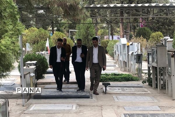 حضور مدیرآموزش و پرورش ناحیه دو  شهرری بر سر مزار شهید حسین فهمیده
