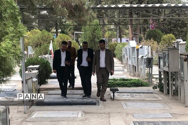 حضور مدیرآموزش و پرورش ناحیه دو  شهرری بر سر مزار شهید حسین فهمیده