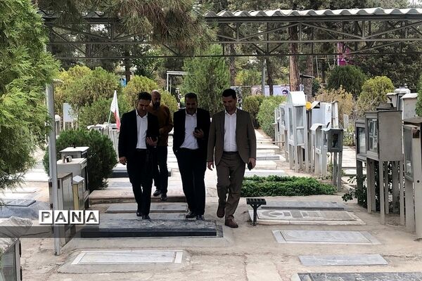 حضور مدیرآموزش و پرورش ناحیه دو  شهرری بر سر مزار شهید حسین فهمیده