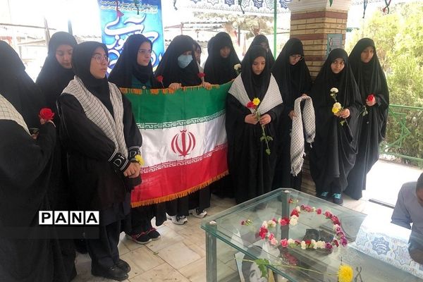 حضور مدیرآموزش و پرورش ناحیه دو  شهرری بر سر مزار شهید حسین فهمیده