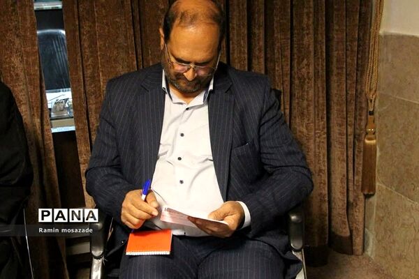 جلسه شورای فرهنگ عمومی در دفتر امام‌جمعه رودهن با حضور مسئولان منطقه