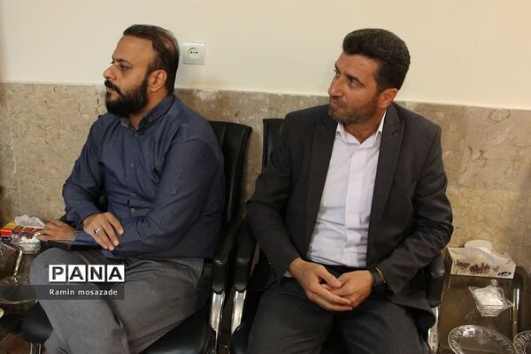 جلسه شورای فرهنگ عمومی در دفتر امام‌جمعه رودهن با حضور مسئولان منطقه