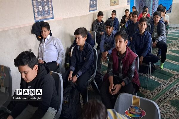 دانش‌آموزان مدرسه البرز به مشاهده مستند شهید صدرزاده نشستند