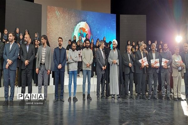 مراسم تجلیل از ۱۵ دانش‌آموز دختر منتخب جشنواره فرهنگی هنری امیدفرداخراسان شمالی