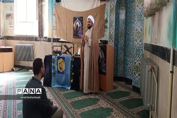برگزاری نماز جماعت در هنرستان بلیغ و معرفت شهرستان فیروزکوه