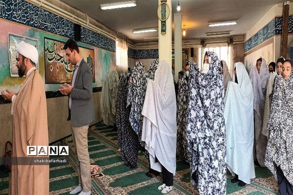 برگزاری نماز جماعت در هنرستان بلیغ و معرفت شهرستان فیروزکوه
