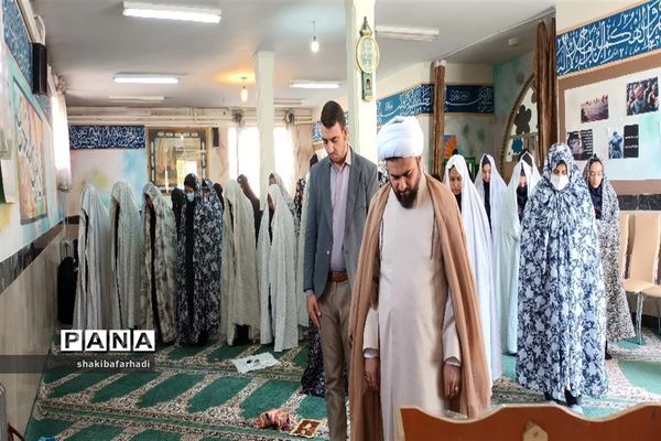 برگزاری نماز جماعت در هنرستان بلیغ و معرفت شهرستان فیروزکوه