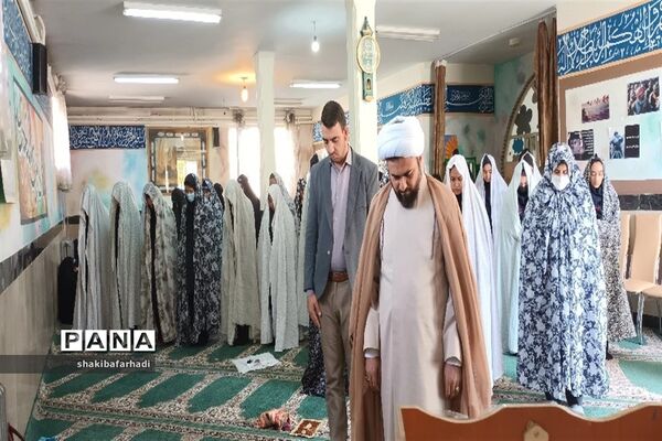 برگزاری نماز جماعت در هنرستان بلیغ و معرفت شهرستان فیروزکوه