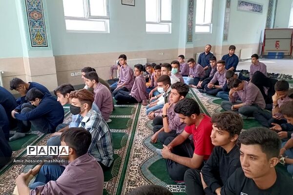 نشست صمیمی امام‌جمعه رودهن با دانش‌آموزان دبیرستان ابن‌سینا رودهن