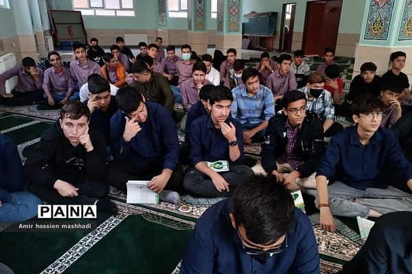 نشست صمیمی امام‌جمعه رودهن با دانش‌آموزان دبیرستان ابن‌سینا رودهن
