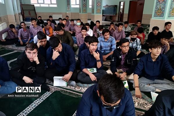 نشست صمیمی امام‌جمعه رودهن با دانش‌آموزان دبیرستان ابن‌سینا رودهن